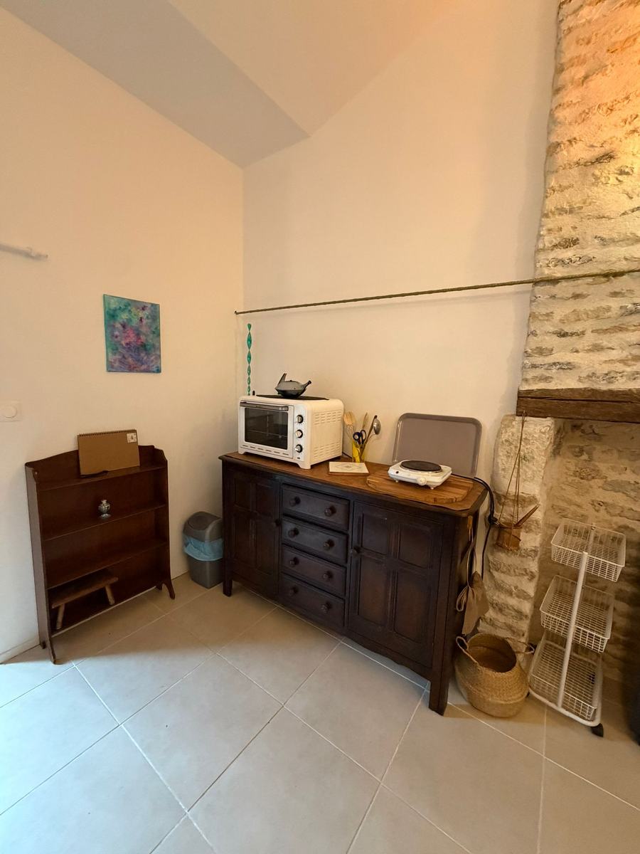 Le coin cuisine du Studio Zen, installé sur une commode ancienne, dans le Marais Poitevin