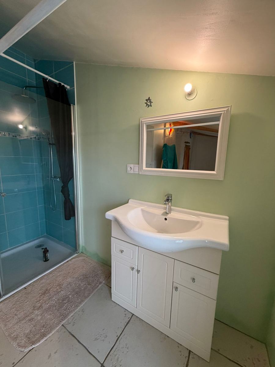 La douche, chez Oriana, à quelques mètres du Studio Zen dans l'Éco-Hameau SOI à Liez