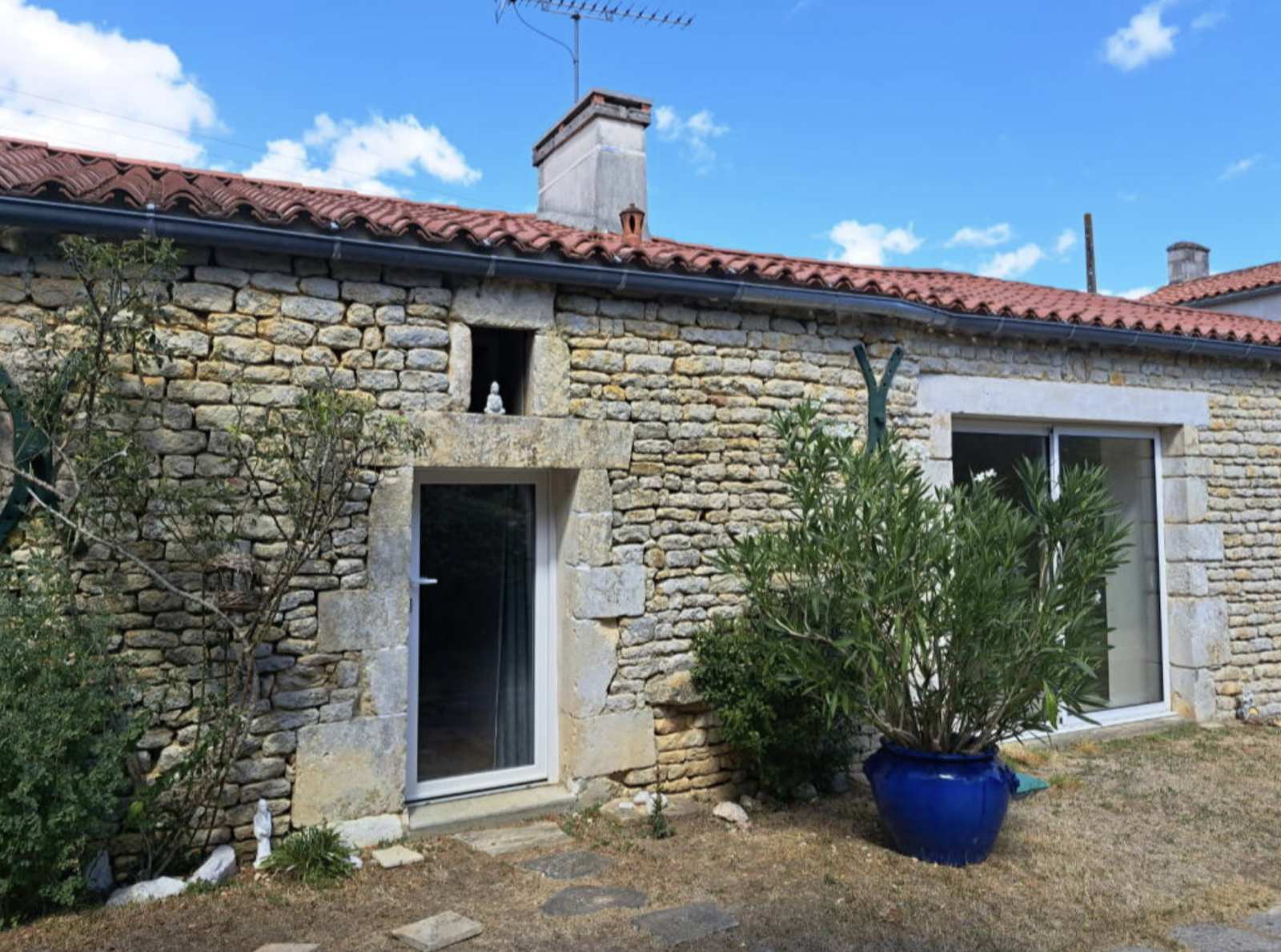 La longère de 1681 de l'Éco-Hameau SOI à Liez : l'aile gauche abrite le Studio Zen